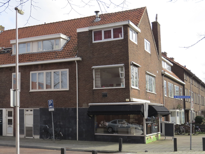 908557 Gezicht op het winkelhoekpand Laan van Chartroise 83 te Utrecht, met op de voorgrond de Abrikoosstraat.N.B. ...